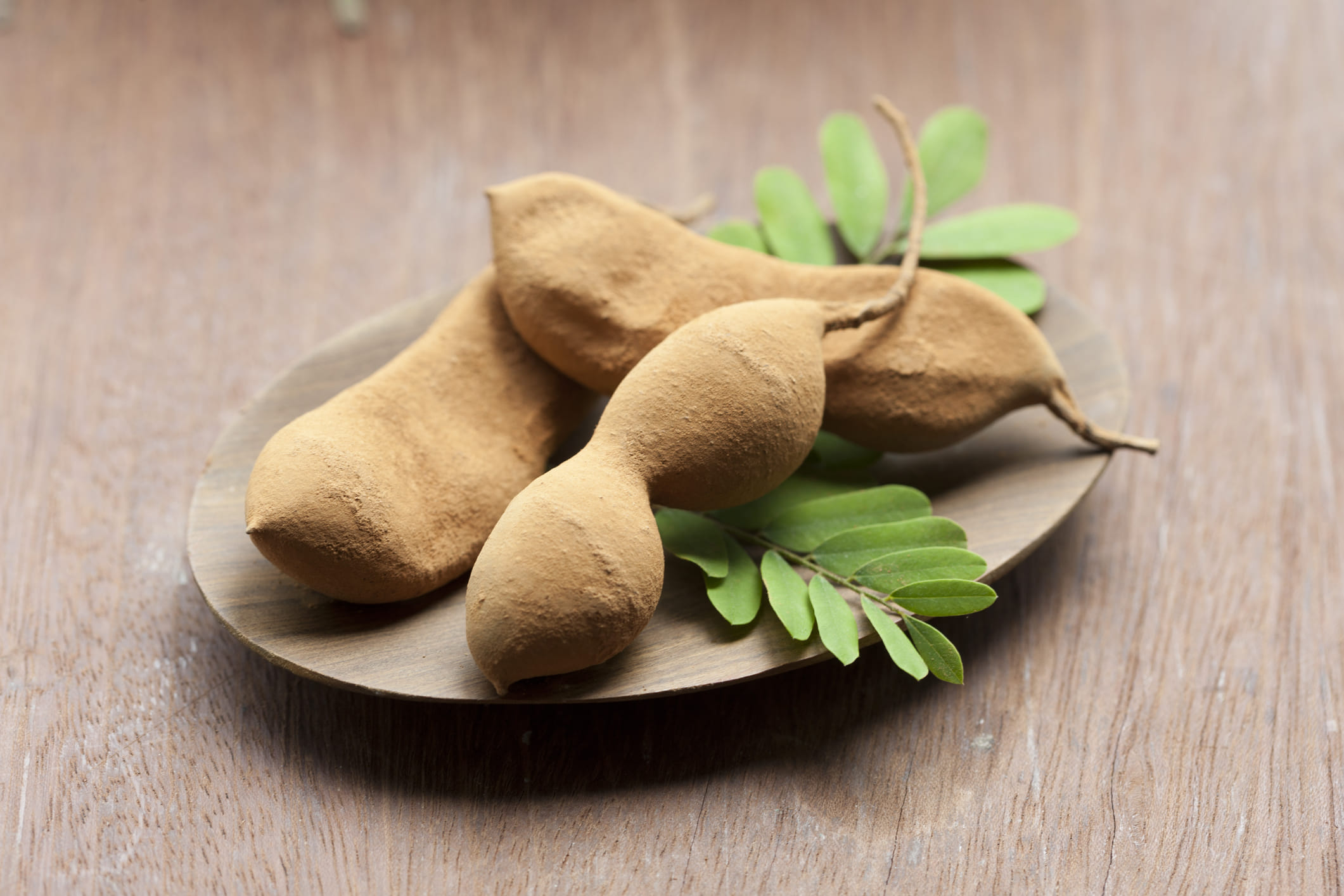 കാലാവസ്ഥ മാറമ്പോൾ നമ്മുടെ അടുക്കളയിലെ പല വസ്തുക്കളും ചീത്തയാകാറുണ്ട്. വീട്ടമ്മമാരെ സംബന്ധിച്ച് അവർ നേരിടുന്ന ഏറ്റവും വലിയ വെല്ലുവിളിയാണിത്. അത്തരത്തിൽ നിത്യോപയോ​ഗ സാധനമല്ലെങ്കിലും എല്ലാവീട്ടിലും പാത്രം നിറയെ കാണുന്ന ഒന്നാണ് പുളി. മീൻ കറിക്കും, ചമ്മന്തിക്കും രസം വയ്ക്കാനുമെല്ലാം പുളി ആവശ്യമാണ്. പുളി എങ്ങനെ കേടുകൂടാതെ സൂക്ഷിക്കാമെന്ന് നോക്കാം. (Image Credits: Getty Images)
