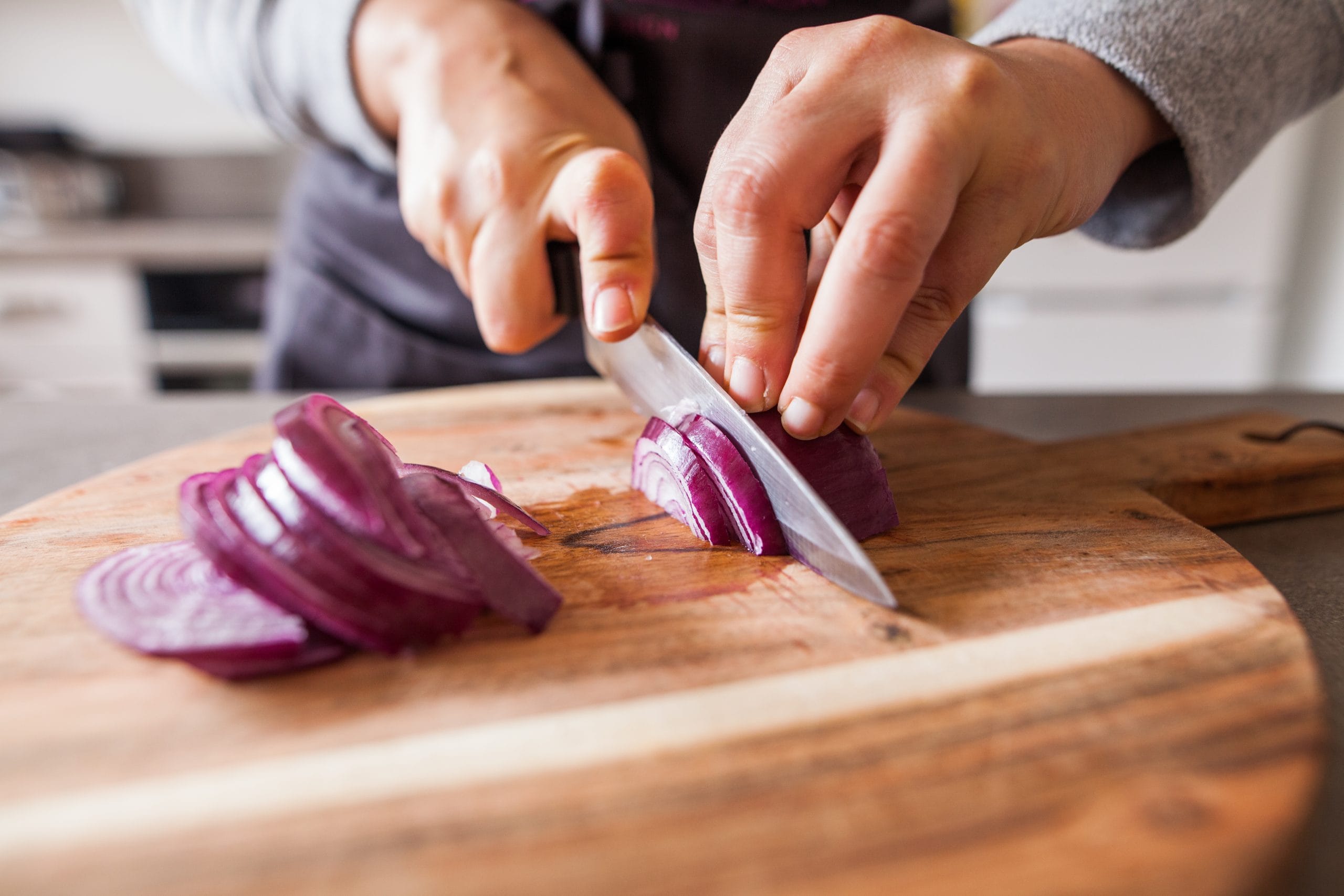 അടുക്കളയിൽ നമുക്ക് ഒഴിച്ചുകൂടാനാവാത്ത ഒന്നാണ് ഉള്ളി അല്ലെങ്കിൽ സവാള. മിക്ക കറികൾക്കും ഇവ ആവശ്യമാണ്. എന്നാൽ സവാള ഒരു തവണ മുറിച്ചാൽ പിന്നെ വേ​ഗം ഉപയോ​ഗിച്ചില്ലെങ്കിൽ, അഴുകി പോകാനും ദുർ​ഗന്ധം വമിക്കാനും തുടങ്ങും. തെറ്റായ രീതിയിൽ സൂക്ഷിച്ചാൽ, പിന്നീട് ഇവ ഉപയോ​ഗിക്കാൻ കഴിയില്ല. അങ്ങനെയെങ്കിൽ മുറിച്ചതോ അരിഞ്ഞതോ ആയ സവാള എങ്ങനെ കേടുകൂടാതെ സൂക്ഷിക്കാമെന്ന് നോക്കാം. (Image Credits: Getty Images) 
