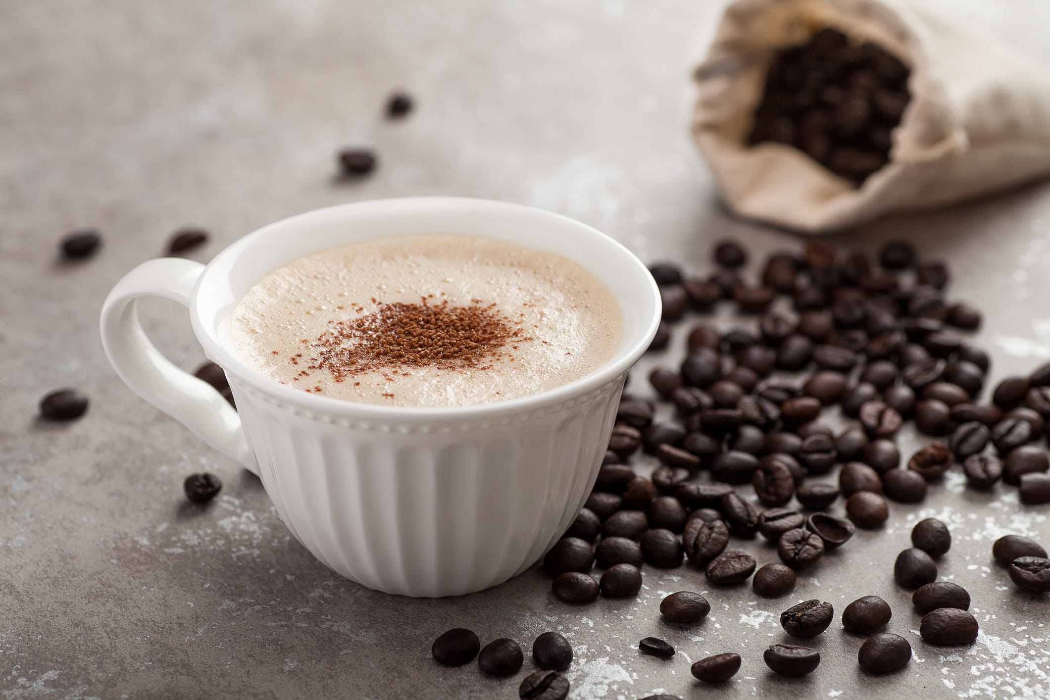 എന്നാൽ നിങ്ങൾ ദിവസവും അഞ്ചോ അതിലധികമോ കപ്പ് കുടിക്കുമ്പോഴാണ് പ്രശ്നം ​ഗുരുതരമാകുന്നത്. കാപ്പി അമിതമാകുന്നത് മൂലം ശരീരത്തിലോ ചർമ്മത്തിലോ മാറ്റങ്ങൾ കണ്ടാൽ ഒന്നോ രണ്ടോ ആഴ്ച്ചത്തേക്ക് അവ പൂർണമായും ഒഴിവാക്കുക. ഒപ്പം നന്നായി വെള്ളം കുടിക്കാനും ഉറങ്ങാനും ശ്രമിക്കണം. 
