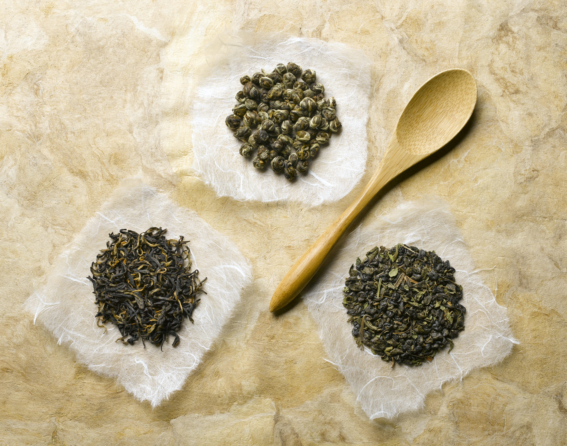 ചായയുടെ ഭംഗി വർദ്ധിപ്പിക്കാൻ കൃത്രിമ നിറം, തൂക്കം കൂട്ടാൻ കൃത്രിമം, നിലവാരമില്ലാത്ത തെയിലയുടെ ഇലകളെ നിറം നൽകി വിൽക്കുക, ഇരുമ്പ് ചേർക്കുക തുടങ്ങി നമ്മളറിയാത്ത നിരവധി വ്യാജ പതിപ്പുകൾ ഇന്ന് വിപണിയിലുണ്ട്. തെയിലപൊടിയിലെ വ്യാജനം തിരിച്ചറിയാൻ ആദ്യം നിങ്ങൾ വാങ്ങിയ തെയില ഇലകൾ  ഒരു പരന്ന പ്ലേറ്റിലോ കടലാസിലോ ഇടുക. (Image Credits: Getty Images)
