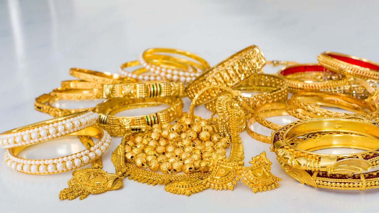 വെള്ളിയും അസാധാരണമായ കുതിപ്പാണ് നടത്തുന്നത്. വ്യാവസായിക ആവശ്യങ്ങള് ഉയര്ന്നതാണ് വെള്ളിക്ക് ഗുണം ചെയ്തത്. എഐ, ഇലക്ട്രോണിക്സ്, ആഡംബര വാഹനങ്ങള്, സോളാര് തുടങ്ങിയവയില് നിലവില് കൂടുതലായി വെള്ളി ഉപയോഗിക്കുന്നു. അതോടൊപ്പം തന്നെ സുരക്ഷിത നിക്ഷേപമായും വെള്ളി വിലയിരുത്തപ്പെടുന്നു, ഇതും വില വര്ധിക്കുന്നതിന് കാരണമാകുന്നു.