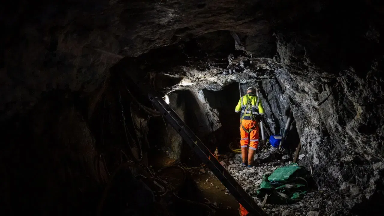 കേരളത്തിൽ പല സ്ഥലങ്ങളിലും സ്വർണ നിക്ഷേപമുണ്ടെന്ന് എത്ര പേർക്കറിയാം? ഇതിൽ പ്രധാനപ്പെട്ടത് നിലമ്പൂർ-പന്തലൂർ മേഖലയാണ്. കേരളത്തിലെ ഏറ്റവും പ്രധാനപ്പെട്ട സ്വർണ നിക്ഷേപ മേഖലയാണിത്. ടണ്ണിന് 0.5 മുതൽ 4.5 ഗ്രാം വരെ സ്വർണ സാന്നിധ്യം ഇവിടെ കണക്കാക്കപ്പെടുന്നു. ബ്രിട്ടീഷ് ഭരണകാലത്ത് നിലമ്പൂരിലെ വഴിക്കടവ്, പുന്നപ്പുഴ, പോത്തുകല്ല് തുടങ്ങിയ ഭാഗങ്ങളിൽ ഖനനം നടന്നിരുന്നു. ഇന്നും ഇവിടുത്തെ പുഴകളിൽ നിന്ന് സ്വർണം അരിച്ചെടുക്കുന്ന പതിവുണ്ട്.
