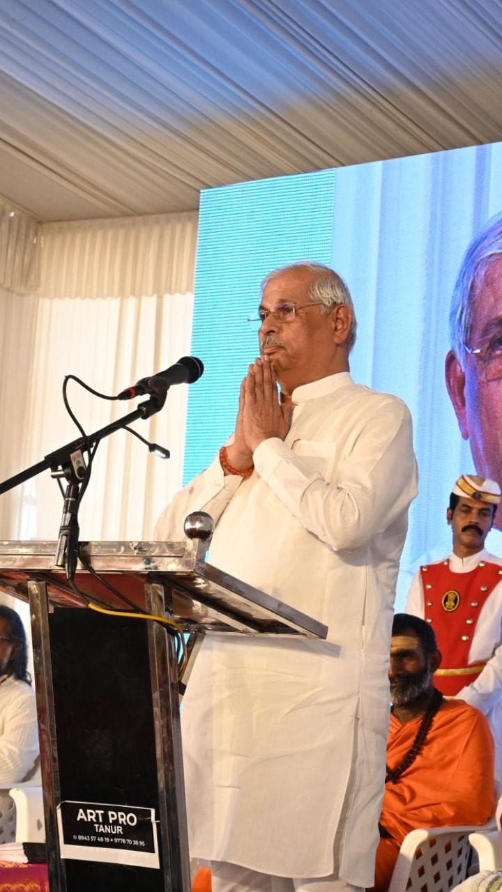 കേരള ഗവർണർ രാജേന്ദ്ര അർലേക്കർ കുംഭമേളക്ക്