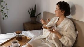 കിടക്കയിലിരുന്ന് ആഹാരം കഴിക്കുന്ന ശീലമുണ്ടോ? ഈ രോഗങ്ങളെ