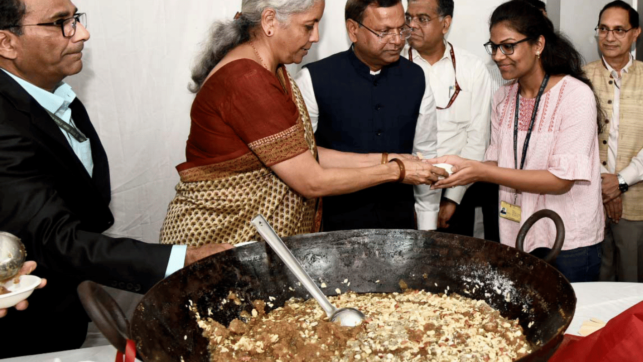 Union Budget 2026: പതിവ് തെറ്റിക്കാതെ ധനമന്ത്രി, ബജറ്റ് ഒരുക്കങ്ങൾക്ക് ആവേശം പകർന്ന് ഹൽവ ചടങ്ങ്