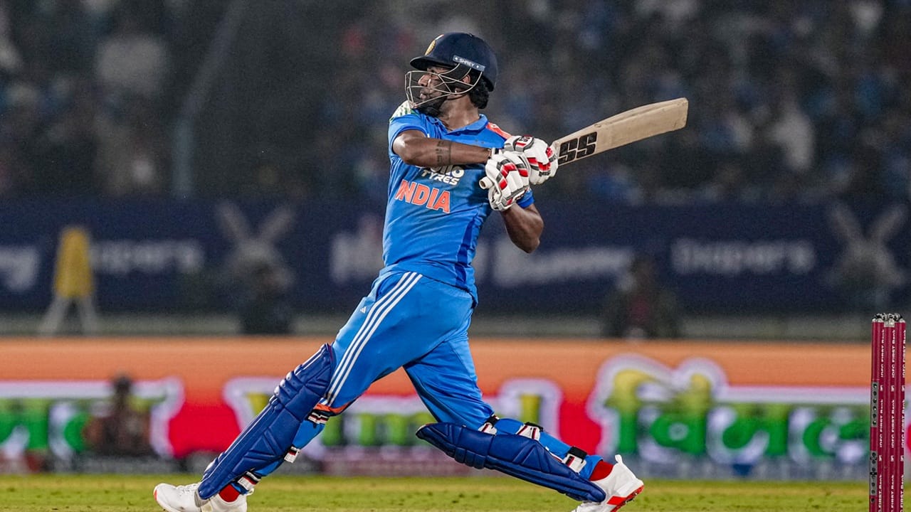 നിരവധി വിമര്ശനങ്ങളും പരിഹാസങ്ങളുമാണ് സമീപകാലത്ത് ഹര്ഷിത് കേട്ടത്. ഗൗതം ഗംഭീറുമായുള്ള അടുപ്പം മൂലമാണ് ഹർഷിതിനെ ദേശീയ ടീമിലേക്ക് സ്ഥിരമായി തിരഞ്ഞെടുക്കുന്നതെന്ന് മുൻ ദേശീയ സെലക്ടർ ക്രിസ് ശ്രീകാന്ത് പോലും അഭിപ്രായപ്പെട്ടിരുന്നു. ഹര്ഷിതിന്റെ കാര്യത്തില് ഗംഭീര് പക്ഷപാതം കാണിക്കുന്നുവെന്നായിരുന്നു ആരാധകരുടെ പരിഹാസം (Image Credits: PTI).