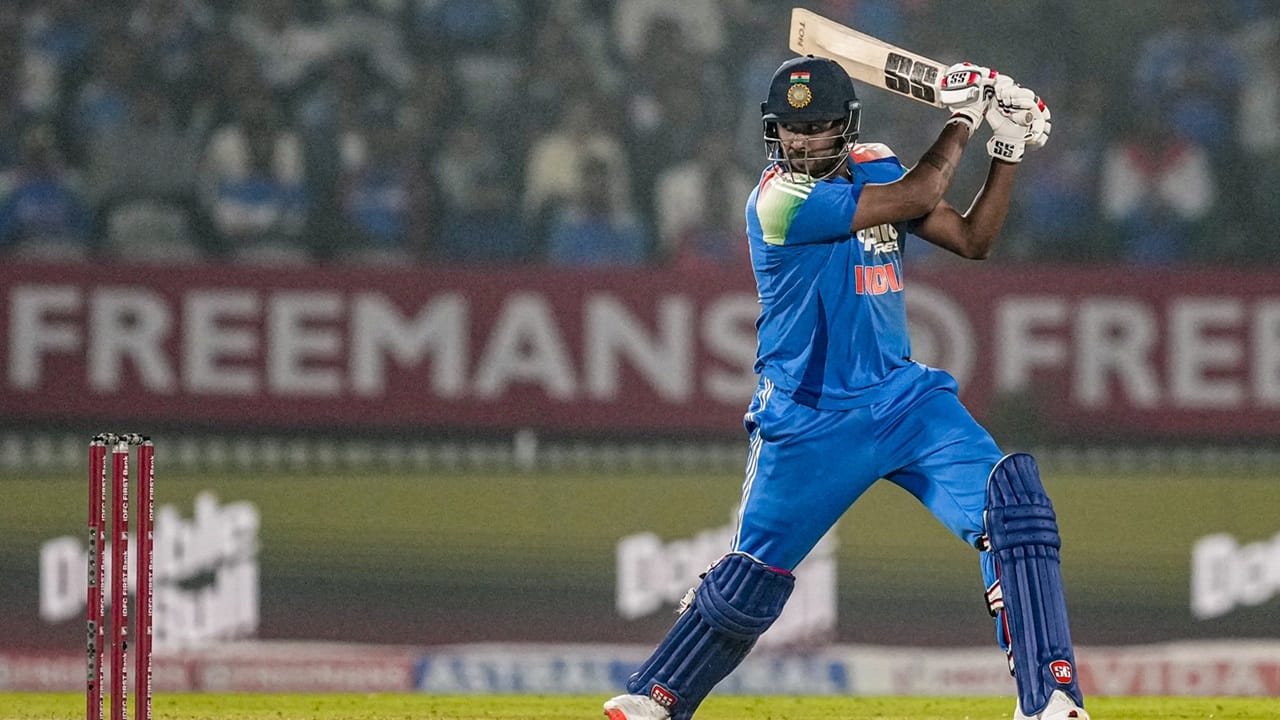 കഴിഞ്ഞ വർഷം ഐപിഎല്ലിൽ കളിക്കുമ്പോൾ തങ്ങള് സോഷ്യല് മീഡിയയെക്കുറിച്ച് സംസാരിച്ചിരുന്നെന്ന് രഹാനെ ക്രിക്ക്ബസിനോട് പറഞ്ഞു. ചില മത്സരങ്ങളിൽ അദ്ദേഹം മികച്ച പ്രകടനം കാഴ്ചവച്ചില്ല. അത് അദ്ദേഹത്തെ അലട്ടുന്നുണ്ടായിരുന്നുവെന്നും രഹാനെ വ്യക്തമാക്കി (Image Credits: PTI).