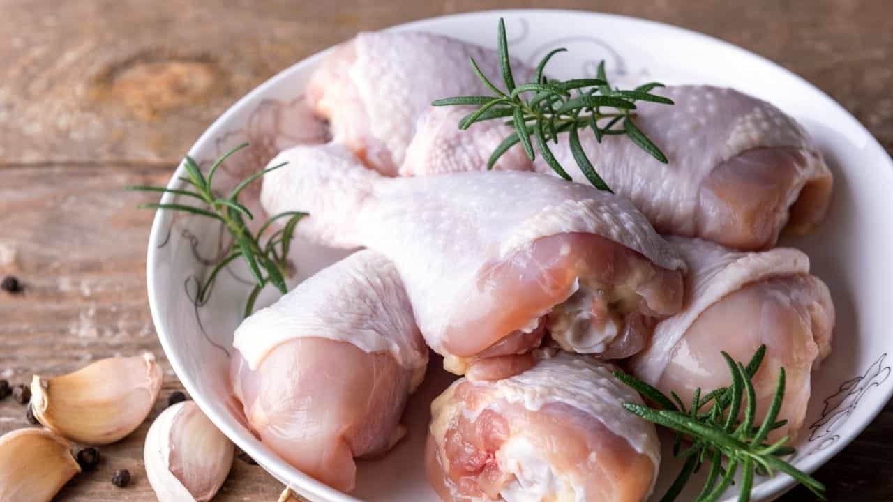 Health Tips: ചിക്കൻ കഴിക്കേണ്ടത് തൊലി കളഞ്ഞോ കളയാതെയോ? ഏതാണ് ആരോഗ്യകരം
