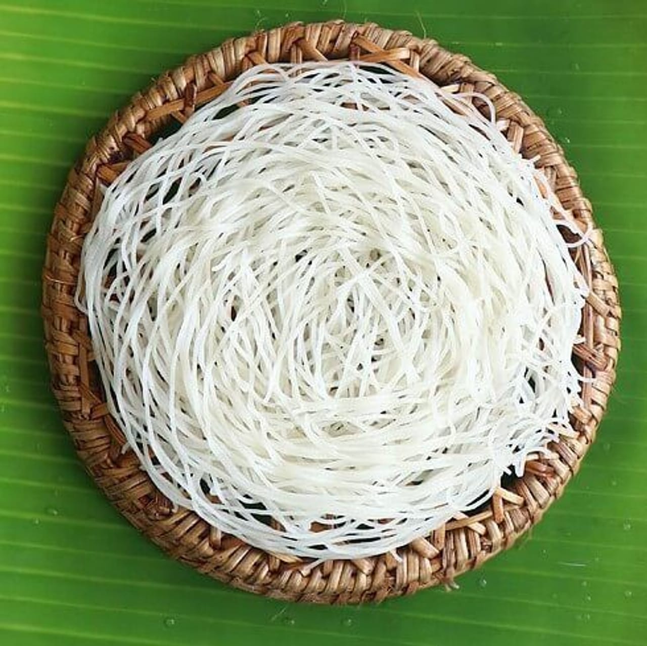 മലയാളികൾക്ക് ഏറെ പ്രിയപ്പെട്ട പ്രഭാതഭക്ഷണങ്ങളിൽ ഒന്നാണ് ഇടിയപ്പം. എന്നാൽ പെട്ടെന്ന് ഉണ്ടാക്കാൻ സാധിക്കാത്തതിനാൽ പലരും ഇടിയപ്പം തയ്യാറാക്കാൻ മടിക്കാറാണ് പതിവ്. മാത്രമല്ല, മാവ് ശരിയായി കുഴച്ചില്ലെങ്കിൽ ഇടിയപ്പം ഒട്ടിപ്പിടിക്കാൻ ഇടയുണ്ട്. ഇതിനായി ഇത്രമാത്രം ചെയ്താൽ മതി. (​Image Credits: Pinterest)
