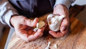 Kitchen Tips: കത്തി വേണ്ട, കൈയും മണക്കില്ല! വെളുത്തുള്ളി തൊലി കളയാൻ ഇതാ ‘മാജിക്’ വിദ്യ...