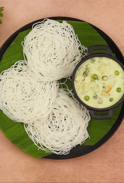 ശേഷം ഏകദേശം 8 മുതൽ 10 മിനിറ്റ് വരെ മാത്രം ആവി കയറ്റുക. കൂടുതൽ സമയം വേവിച്ചാൽ ഇടിയപ്പം കടുപ്പമുള്ളതായി മാറും. ഇടിയപ്പത്തിന് രുചി കൂട്ടാൻ തേങ്ങ ചിരകിയത് വിതറുന്നത് നന്നായിരിക്കും. ഇത് ഇടിയപ്പം കൂടുതൽ സ്വാദിഷ്ടമാക്കും.
