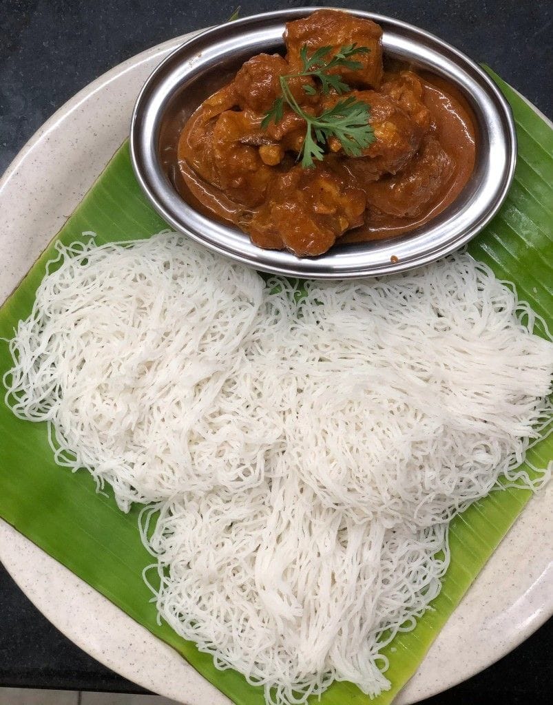 മാവ് കുഴയ്ക്കുമ്പോഴും ഇടിയപ്പച്ചെമ്പിൽ മാവ് നിറയ്ക്കുമ്പോഴും അല്പം വെളിച്ചെണ്ണ പുരട്ടുന്നത് നല്ലതാണ്. ഇത് മാവ് ഒട്ടിപ്പിടിക്കാതെ ഇരിക്കാനും ഇടിയപ്പത്തിന് നല്ല തിളക്കവും മൃദുത്വവും നൽകാനും സഹായിക്കുന്നു.
