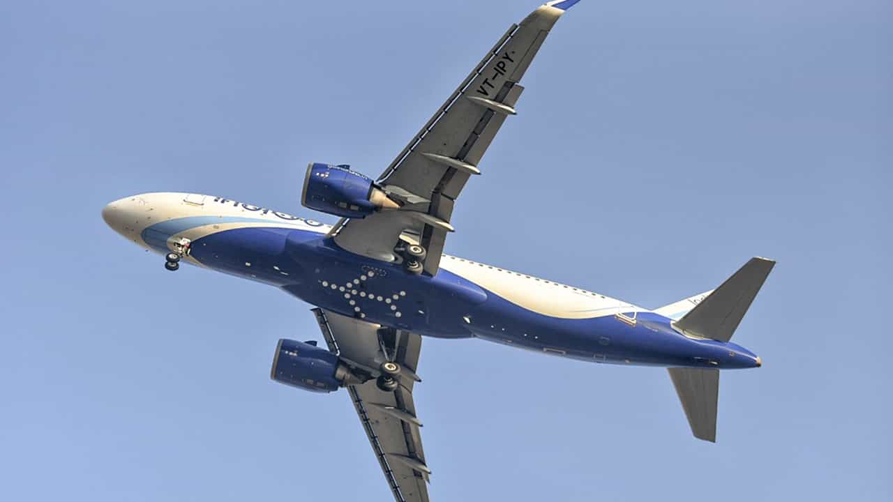 IndiGo Fined: യാത്രക്കാരെ വലച്ച ഇന്‍ഡിഗോയ്ക്ക് എട്ടിന്റെ പണി കൊടുത്ത് ഡിജിസിഎ; 22.20 കോടി രൂപ പിഴ ചുമത്തി