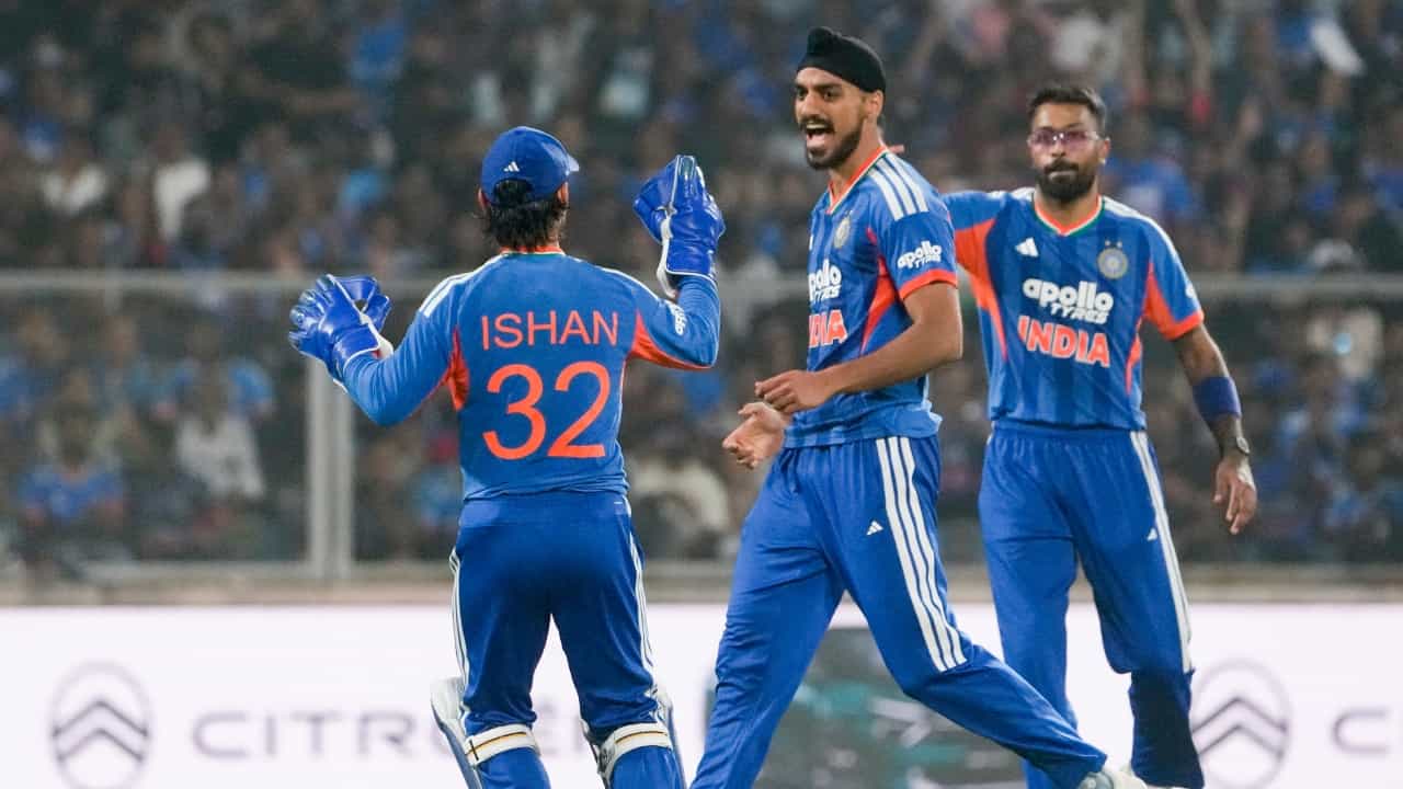 Ind vs NZ: കൂറ്റൻ സ്കോറിന് മുന്നിൽ പകച്ച് ന്യൂസീലൻഡ്; വമ്പൻ ജയത്തോടെ കിവി വധം പൂർത്തിയാക്കി ഇന്ത്യ Ind vs NZ: കൂറ്റൻ സ്കോറിന് മുന്നിൽ പകച്ച് ന്യൂസീലൻഡ്; വമ്പൻ ജയത്തോടെ കിവി വധം പൂർത്തിയാക്കി ഇന്ത്യ