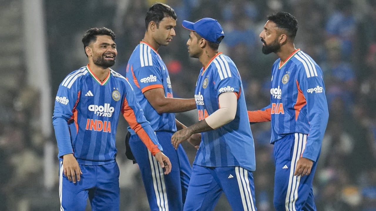 ജസ്പ്രീത് ബുംറ, അര്ഷ്ദീപ് സിങ്, വരുണ് ചക്രവര്ത്തി എന്നിവരും കളിക്കുമെന്ന് ഉറപ്പാണ്. ഇന്ത്യയുടെ സാധ്യതാ പ്ലേയിങ് ഇലവന്: അഭിഷേക് ശർമ്മ, സഞ്ജു സാംസൺ, ഇഷാൻ കിഷൻ, സൂര്യകുമാർ യാദവ്, ഹാർദിക് പാണ്ഡ്യ, ശിവം ദുബെ, റിങ്കു സിംഗ്, അക്സർ പട്ടേൽ / കുൽദീപ് യാദവ്, ജസ്പ്രീത് ബുംറ, അർഷ്ദീപ് സിങ്, വരുൺ ചക്രവര്ത്തി (Image Credits: PTI).