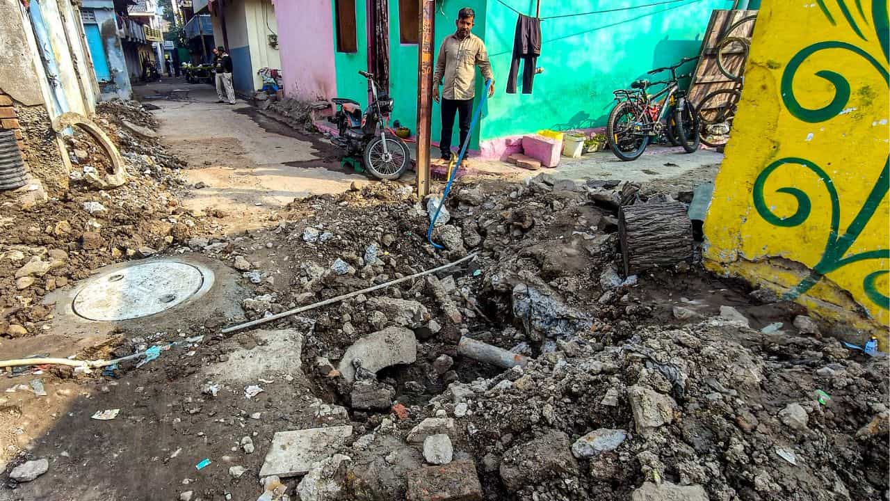 Indore Water Contamination: ഇൻഡോറിലെ മലിനജല ദുരന്തം; രോഗികളുടെ എണ്ണം കൂടുന്നു, മുനിസിപ്പൽ കമ്മീഷണർക്കെതിരെ നടപടി Indore Water Contamination: ഇൻഡോറിലെ മലിനജല ദുരന്തം; രോഗികളുടെ എണ്ണം കൂടുന്നു, മുനിസിപ്പൽ കമ്മീഷണർക്കെതിരെ നടപടി