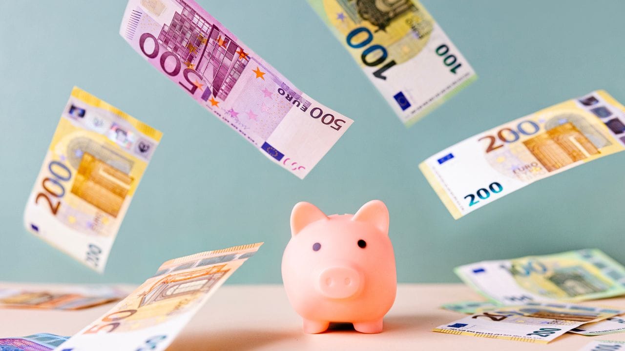 വിശാലമായ റീട്ടെയ്ല്‍ കോര്‍പ്പറേറ്റ് ഫിനാന്‍സ് വ്യാപ്തിയുള്ള രാജ്യത്തെ ഏറ്റവും വലിയ സ്ഥാപനങ്ങളില്‍ ഒന്നാണ് സ്‌റ്റേറ്റ് ബാങ്ക് ഓഫ് ഇന്ത്യ. 

