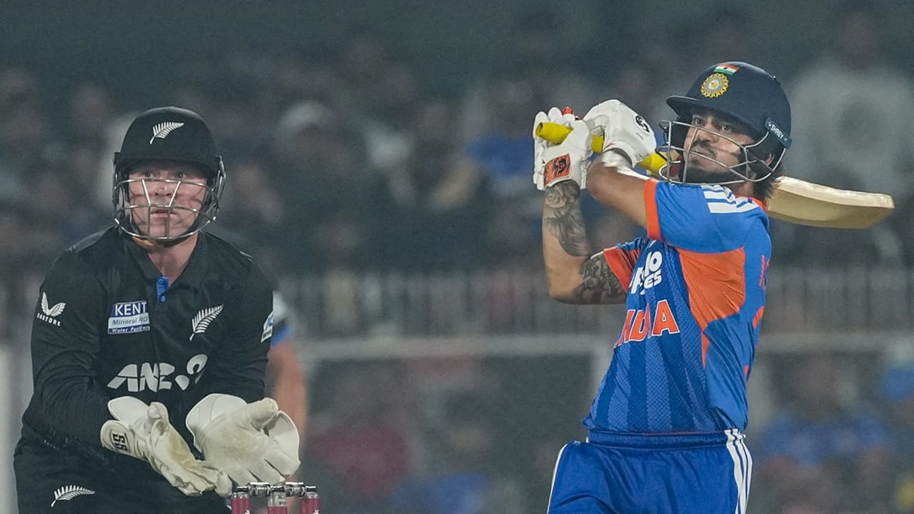 ഫിസിയോ പരിശോധിക്കുന്നുണ്ട്. ഇക്കാര്യത്തില്‍ ഫിസിയോ തീരുമാനമെടുക്കും. കളിക്കാനാണ് സാധ്യതയെന്ന് തനിക്ക് തോന്നുന്നുവെന്നും ബാറ്റിങ് പരിശീലകന്‍ പറഞ്ഞു (Image Credits: PTI).