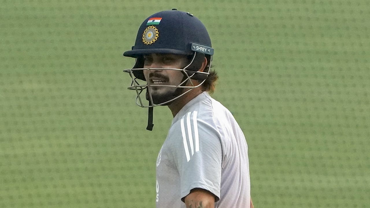 മികച്ച ഫോമിലാണ് ഇഷാന്‍ കിഷന്‍. തിലക് വര്‍മയുടെ അസാന്നിധ്യത്തിലാണ് ഇഷാന്‍ പ്ലേയിങ് ഇലവനിലെത്തിയത്. സഞ്ജു സാംസണ്‍ നാളെയും മോശം പ്രകടനം പുറത്തെടുത്താല്‍ ടി20 ലോകകപ്പില്‍ ഇഷാന്‍ കിഷന്‍ അഭിഷേക് ശര്‍മയ്‌ക്കൊപ്പം ഓപ്പണറാകാനും സാധ്യതയുണ്ട് (Image Credits: PTI).