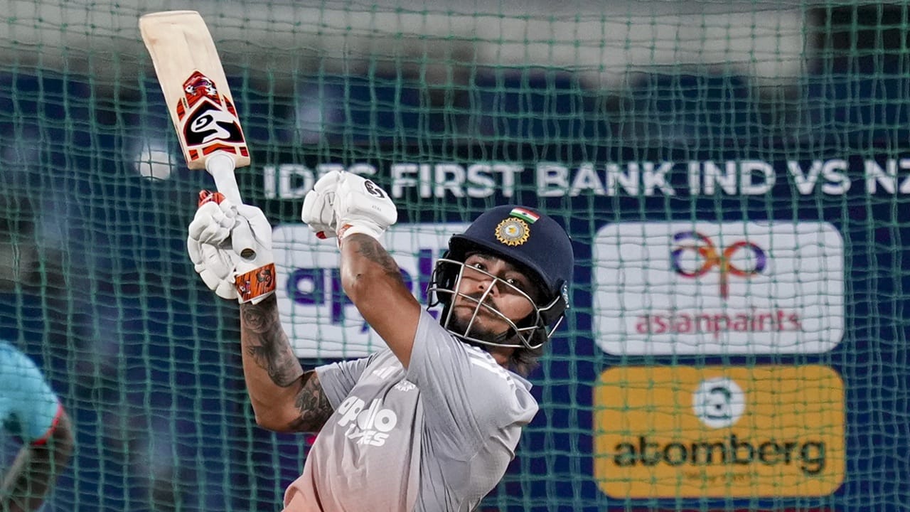 വണ്‍ ഡൗണായി ഇഷന്‍ കിഷന്‍ കളിക്കുമെന്ന് ക്യാപ്റ്റന്‍ സൂര്യകുമാര്‍ യാദവ് സ്ഥിരീകരിച്ചിരുന്നു. നാലാം നമ്പറില്‍ സൂര്യയെത്തും. അക്‌സര്‍ പട്ടേലാകും അഞ്ചാമന്‍  (Image Credits: PTI).