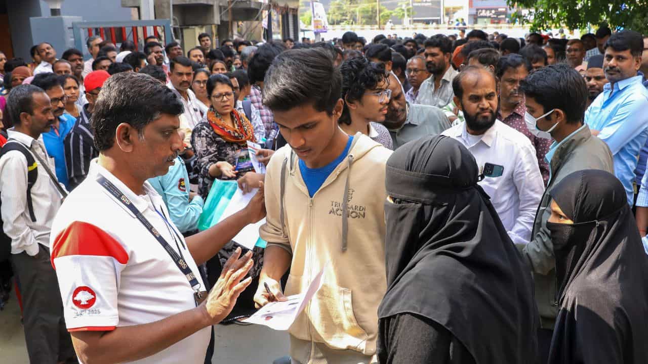 JEE Main 2026: ജെഇഇ തയ്യാറെടുപ്പിലാണോ നിങ്ങൾ? അവസാന നിമിഷം പണി കിട്ടാതിരിക്കാൻ ഇക്കാര്യങ്ങൾ ശ്രദ്ധിക്കുക JEE Main 2026: ജെഇഇ തയ്യാറെടുപ്പിലാണോ നിങ്ങൾ? അവസാന നിമിഷം പണി കിട്ടാതിരിക്കാൻ ഇക്കാര്യങ്ങൾ ശ്രദ്ധിക്കുക