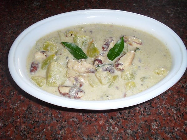 തൊലി കളഞ്ഞ് വട്ടത്തിൽ അരിഞ്ഞ ചക്കക്കുരുവും ഉള്ളിയും കീറിയ പച്ച മുളകും ഉപ്പും രണ്ടാം പാലും ആവശ്യത്തിന് വെള്ളവും ഒഴിച്ച് വേവിക്കുക. ചക്ക കുരു വേവുന്ന മുറയ്ക്ക് ഒന്നാം പാലൊഴിച്ച് ഇളക്കി യോജിപ്പിച്ച് വെളിച്ചെണ്ണ തൂവി കറിവേപ്പില വിതറി വാങ്ങാം.