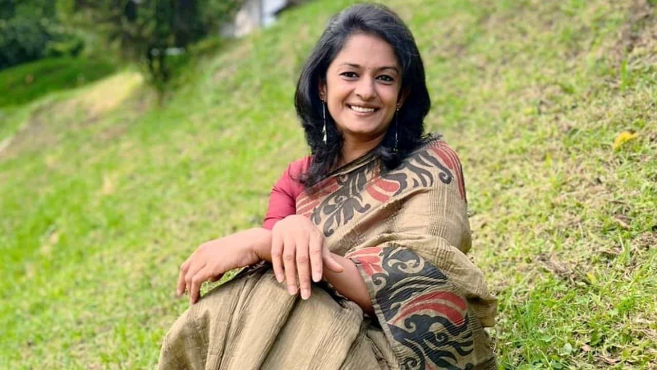 Vasuki IAS: മറ്റുള്ളവർ ഉപയോ​ഗിച്ച് ഉപേക്ഷിച്ച സാരികളാണത്, പുത്തൻ സാരി വാങ്ങിയിട്ട് 10 വർഷം, വൈറലായി വാസുകി ഐ.എ.എസ്