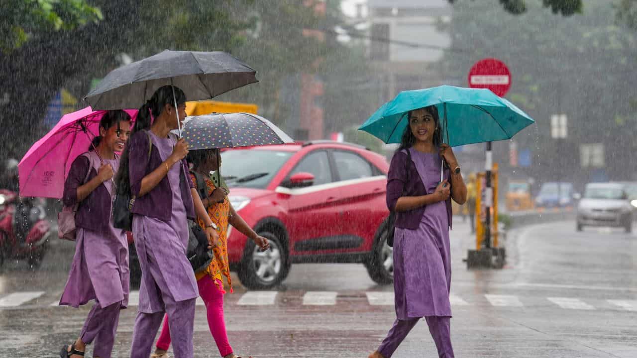 Kerala Rain Alert: ചക്രവാതചുഴിയും ന്യൂനമർദ്ദവും വിനയാകുമോ? സംസ്ഥാനത്ത് ഇന്നത്തെ മഴ സാധ്യത ഇങ്ങനെ Kerala Rain Alert: ചക്രവാതചുഴിയും ന്യൂനമർദ്ദവും വിനയാകുമോ? സംസ്ഥാനത്ത് ഇന്നത്തെ മഴ സാധ്യത ഇങ്ങനെ