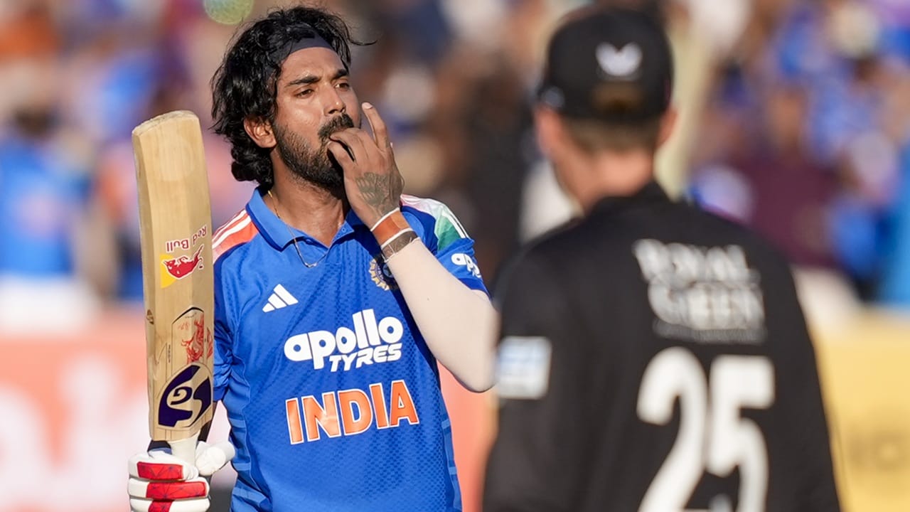 രാഹുലിനെ പ്രശംസിച്ച് മുന്‍താരം സുനില്‍ ഗവാസ്‌കര്‍ രംഗത്തെത്തി. രാഹുല്‍ ദ്രാവിഡിനെ പോലെ പ്രതിസന്ധി ഘട്ടത്തില്‍ ടീമിനെ രക്ഷിക്കുന്നയാളാണ് കെഎല്‍ രാഹുലെന്ന് ഗവാസ്‌കര്‍ പറഞ്ഞു. അതിശയിപ്പിക്കുന്ന ബാറ്ററാണ് രാഹുലെന്നും മുന്‍ താരം വ്യക്തമാക്കി (Image Credits: PTI).