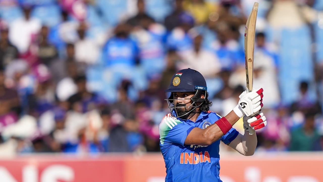 സെഞ്ചുറി നേടിയ കെഎല്‍ രാഹുലിന്റെ ബാറ്റിങാണ് ഇന്ത്യയ്ക്ക് ഭേദപ്പെട്ട സ്‌കോര്‍ സമ്മാനിച്ചത്. 87 പന്തിലാണ് രാഹുല്‍ സെഞ്ചുറി തികച്ചത്. താരം പുറത്താകാതെ 92 പന്തില്‍ 112 റണ്‍സെടുത്തു  (Image Credits: PTI).