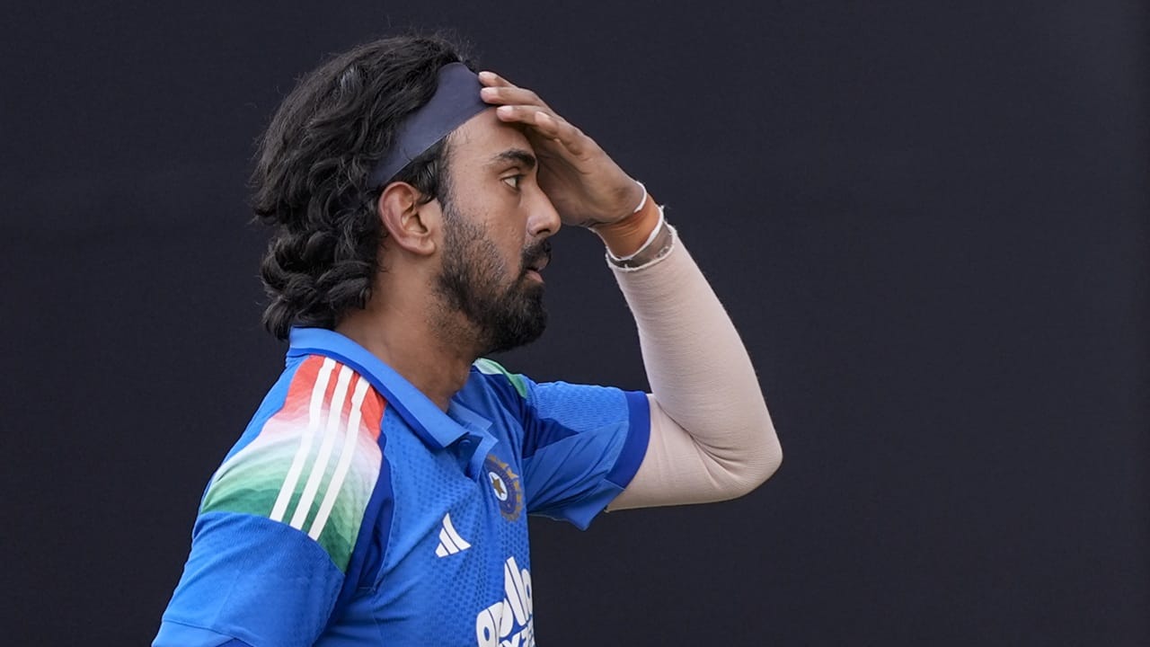 രണ്ടാം ഏകദിനത്തില്‍ ന്യൂസിലന്‍ഡിനോട് ഇന്ത്യ പരാജയപ്പെട്ടിട്ടും കെഎല്‍ രാഹുലിന്റെ ബാറ്റിങ് മികവ് പ്രശംസിക്കപ്പെടുകയാണ്. അഞ്ചാമനായി ക്രീസിലെത്തിയ താരം പുറത്താകാതെ 92 പന്തില്‍ 112 റണ്‍സെടുത്തു. രാഹുലിന്റെ ബാറ്റിങ് മികവിലാണ് ഇന്ത്യ 284 റണ്‍സ് നേടിയത് (Image Credits: PTI).