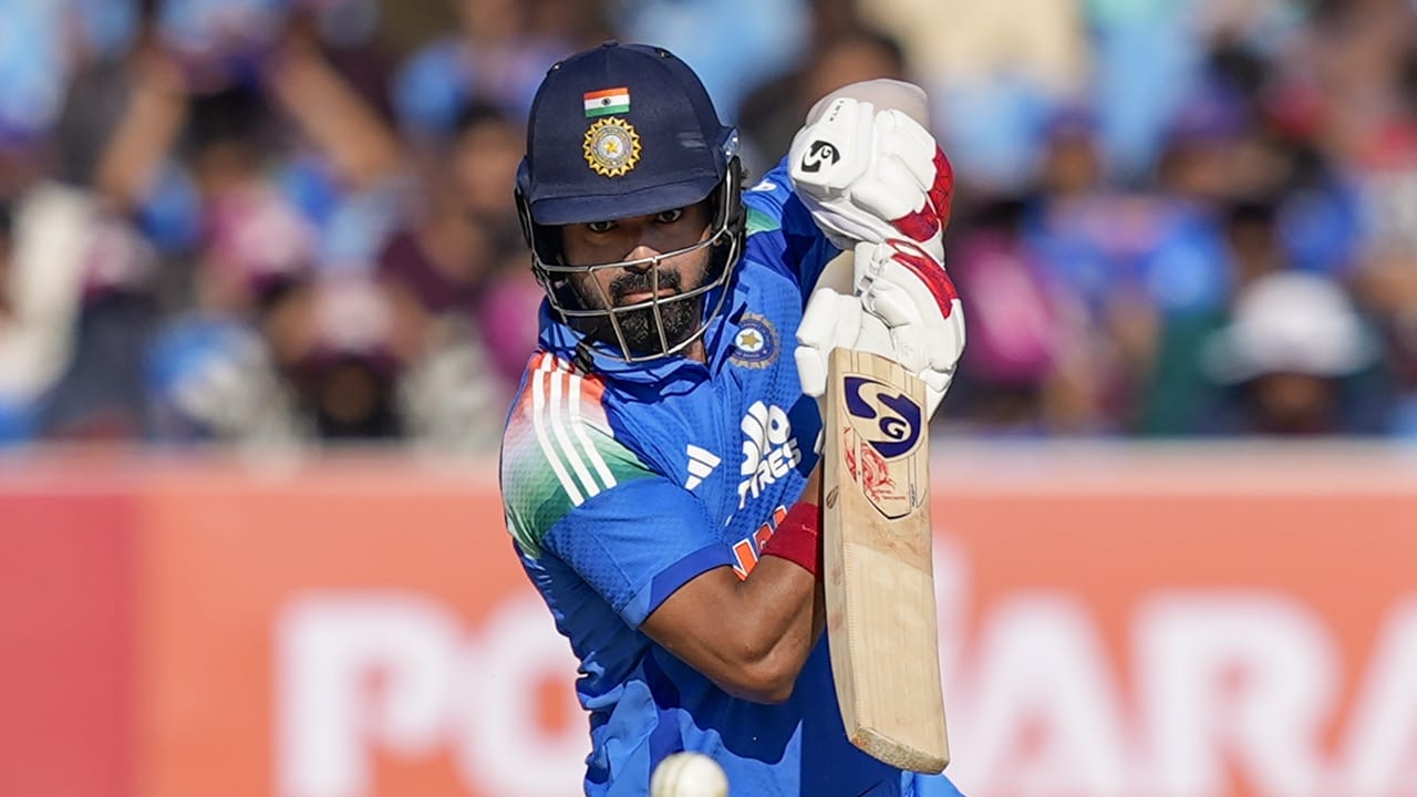 അഞ്ചാമനായി ക്രീസിലെത്തിയ രാഹുല്‍ 11 ഫോറും 1 സിക്‌സും പായിച്ചു. ഇന്ത്യ പതറുന്നതിനിടെയായിരുന്നു രാഹുലിന്റെ രക്ഷാപ്രവര്‍ത്തനം. ക്യാപ്റ്റന്‍ ശുഭ്മാന്‍ ഗില്‍ 53 പന്തില്‍ 56 റണ്‍സെടുത്തു  (Image Credits: PTI).