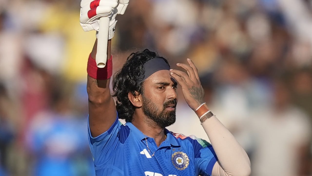 മികച്ച ടെക്‌നിക്കും, ഷോട്ടുകളുമുള്ള താരമാണ് രാഹുല്‍. ടീമിന് പ്രതിസന്ധിയുണ്ടാകുമ്പോള്‍ അദ്ദേഹത്തെയാണ് ആശ്രയിക്കുന്നത്. സമ്മര്‍ദ്ദ സാഹചര്യം രാഹുല്‍ നന്നായി കൈകാര്യം ചെയ്യുന്നുവെന്നും ഗവാസ്‌കര്‍ പറഞ്ഞു (Image Credits: PTI).