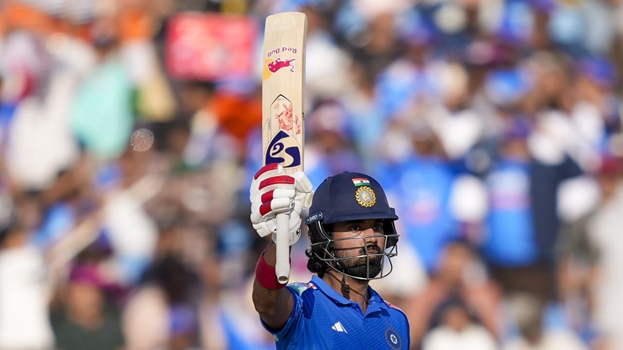 മുന്‍താരവും മുന്‍പരിശീലകനും കമന്റേറ്ററുമായ രവി ശാസ്ത്രിയും രാഹുലിനെ പ്രശംസിച്ചു. രാഹുല്‍ ബാറ്റ് ചെയ്യാന്‍ എത്തിയപ്പോള്‍ കാര്യങ്ങള്‍ എളുപ്പമായിരുന്നില്ലെന്ന് ശാസ്ത്രി വ്യക്തമാക്കി. അദ്ദേഹം നന്നായി അത് കൈകാര്യം ചെയ്തുവെന്നും ശാസ്ത്രി പറഞ്ഞു (Image Credits: PTI).