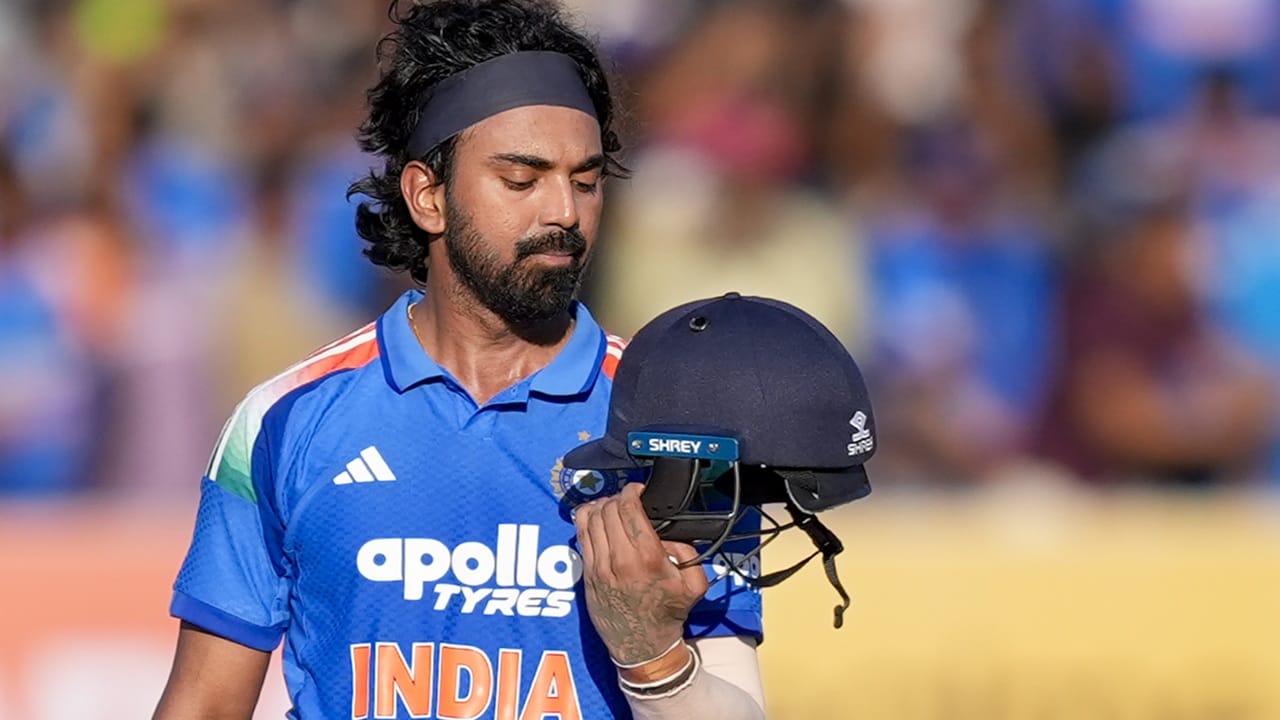 അഞ്ചാം നമ്പറിലാണ് രാഹുല്‍ എത്തിയത്. നാലിന് 118 എന്ന നിലയിലായിരുന്നു ഇന്ത്യ. പിച്ച് സ്ലോ ആയിരുന്നു. തുടര്‍ന്ന് നല്ല ഒഴുക്കോടെയുള്ള പ്രകടനമാണ് രാഹുല്‍ കാഴ്ചവച്ചതെന്നും ശാസ്ത്രി അഭിപ്രായപ്പെട്ടു (Image Credits: PTI).