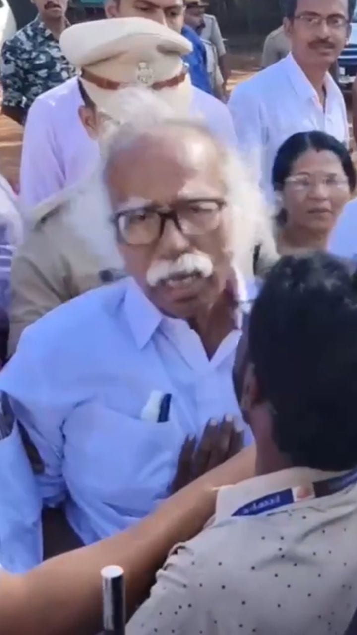 കുഴഞ്ഞുവീണ കടന്നപ്പള്ളി രാമചന്ദ്രനെ ആശുപത്രിയിലേക്ക് കൊണ്ടുപോകുന്നു