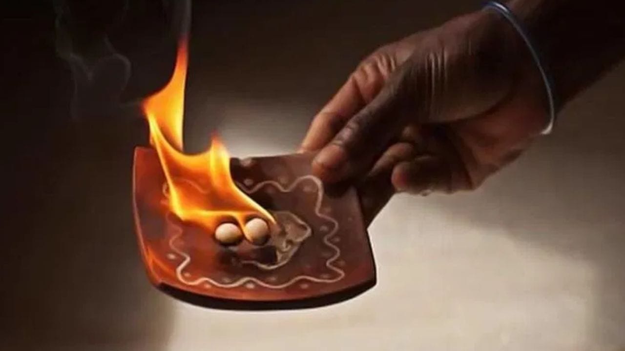 ശേഷം ദൃഷ്ടി ദോഷം ബാധിച്ചു എന്ന് കരുതുന്ന ആ വ്യക്തിയെ കിഴക്കോട്ട് ദർശനമായി ഇരുത്തുകയോ നിർത്തുകയോ ചെയ്യുക. തുടർന്ന് കർപ്പൂരം കത്തിച്ച ശേഷം ആ വ്യക്തിയുടെ തലക്ക് ചുറ്റും മൂന്ന് തവണ വലത്തോട്ട് ഉഴിയുക. ശേഷം തല മുതൽ കാൽ വരെ മുകളിൽ നിന്ന് താഴേക്കും മൂന്നുതവണ ഒഴിയുക.  (PHOTO: TV9 NETWORK)