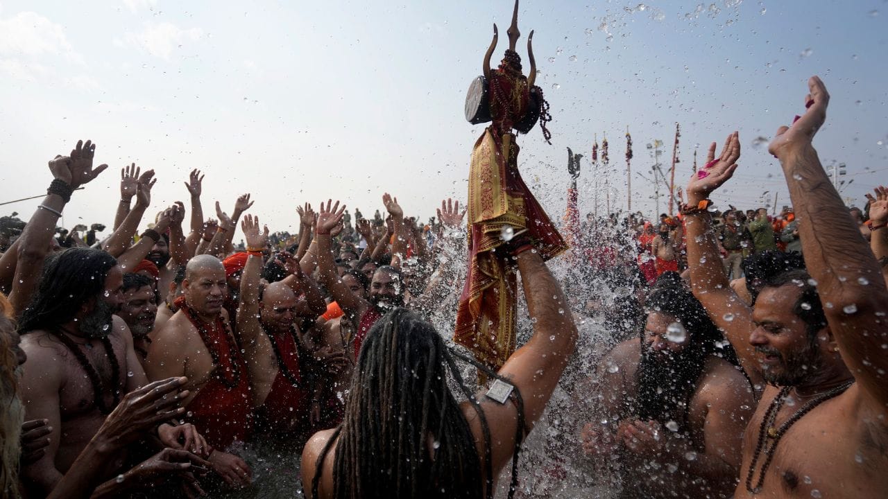 മൗനി അമാവാസി (ജനുവരി 19), വസന്തപഞ്ചമി, രഥസപ്തമി തുടങ്ങിയ ദിവസങ്ങൾ സ്നാനത്തിന് ഏറെ വിശേഷപ്പെട്ടതാണ് എന്നാണ് ജ്യോതിഷികൾ പറയുന്നത്.ജാതിമതഭേദമന്യേ ലക്ഷക്കണക്കിന് ഭക്തരും സന്യാസിമാരും ഒത്തുചേരുന്ന ഈ ആഘോഷം ആത്മീയമായ ശുദ്ധീകരണത്തിനും തപസ്സിനും വ്രതത്തിനും ഏറ്റവും അനുയോജ്യമായ സമയമാണ് എന്നാണ് പറയപ്പെടുന്നത്. (PHOTO: PTI)