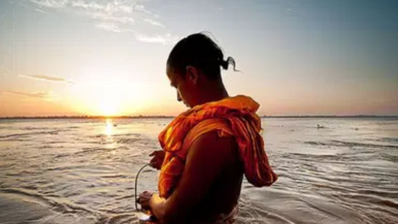 കേരളത്തിൽ കുംഭമേള എന്ന മഹാമാഘ മഹോത്സവത്തിന് ആരംഭം കുറിച്ചിരിക്കുകയാണ്. ഇതിനോടനുബന്ധിച്ച് കഴിഞ്ഞദിവസം നിളാ നദിയുടെ തീരത്ത് കാലചക്രം ബലിപൂജ നടന്നിരുന്നു. നൂറിലേറെ വർഷങ്ങൾക്കുശേഷമാണ് നീളാ തീരത്ത് ഈ പൂജ നടന്നത്. കേരളത്തെ കുംഭമേളയിൽ ഗംഗ ആരതിക്ക് സമാനമായി നിള ആരതി, രഥയാത്ര, മോക്ഷപൂജകൾ, വിശേഷ പുണ്യ സ്നാനം എന്നിവയാണ് പ്രധാനപ്പെട്ട ചടങ്ങുകൾ.(PHOTO: TV9 Network)