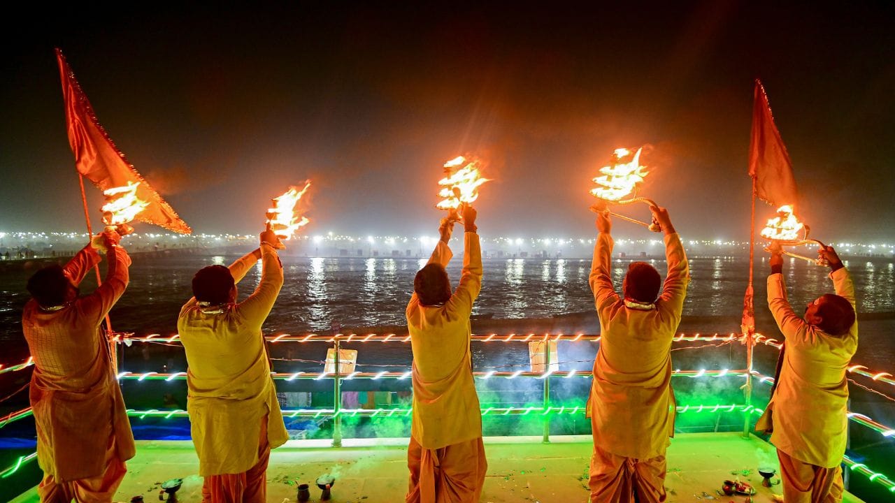 പുരാതന കാലത്ത് ഇവിടെ നടന്നിരുന്ന 'മാമാങ്കം' എന്ന ആഘോഷത്തിന് മഹാമാഘവുമായി ബന്ധമുളളതായും വിശ്വസിക്കപ്പെടുന്നു. ഇതിലെ പ്രധാന സവിശേഷതകൾ ഭാരതപ്പുഴയിൽ നടക്കുന്ന പുണ്യസ്നാനം, നിളാ ആരതി, സന്ന്യാസി സംഗമം, വേദപാരായണം എന്നിവയാണ്. (PHOTO: PTI)