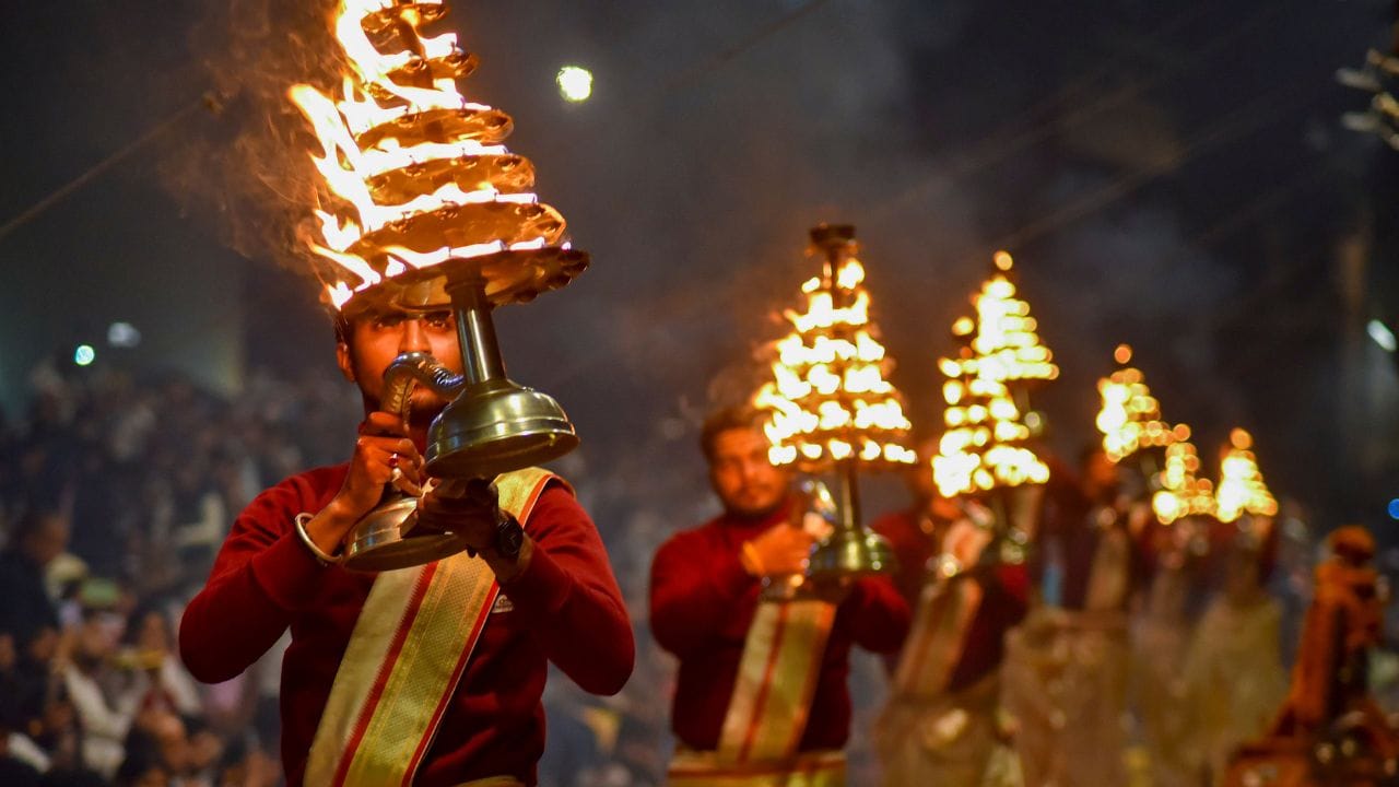 പ്രധാനമായും ഇത് തമിഴ്നാട്ടിലെ കുംഭകോണത്താണ് നടക്കാറ്. എന്നാൽ ഇത്തവണ കേരളത്തിലും  അതിവിപുലമായും അത്യന്തം ആചാര അനുഷ്ഠാനത്തോടെയും ഇത് ആഘോഷിക്കുകയാണ്. മഹാമാഘ മഹോത്സവത്തിന്റെ പിറകിൽ വലിയ ഒരു ഐതിഹ്യം ആണ് നിലനിൽക്കുന്നത്.പരശുരാമന്റെ നിർദ്ദേശപ്രകാരം ബ്രഹ്മാവ് ലോകനന്മയ്ക്കായി ആദ്യമായി യാഗം നടത്തിയത് തിരുനാവായയിലാണെന്നാണ് വിശ്വാസം. (PHOTO: PTI)