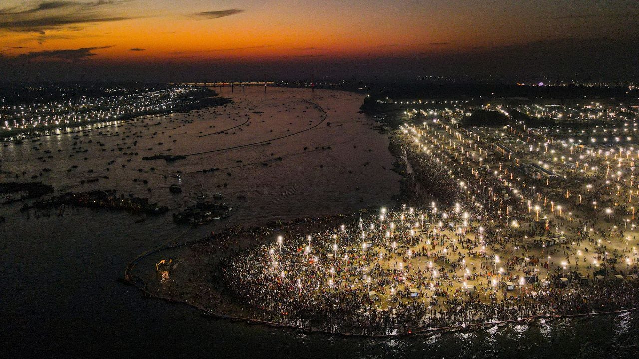 മലപ്പുറം ജില്ലയിലെ തിരുനാവായയിൽ കേരളത്തിന്റെ കുംഭമേള എന്ന പേരിൽ മഹാമാഘ മഹോത്സവം ആരംഭിച്ചു. ജനുവരി 16 മുതൽ ഫെബ്രുവരി മൂന്ന് വരെയാണ് ഈ ആഘോഷം നടക്കുന്നത്. ഉത്സവത്തിലെ പ്രാധാന ചടങ്ങുകളിൽ ഗംഗ ആരതിക്ക് സമാനമായ നിള ആരതി രഥയാത്ര മോക്ഷപൂജകൾ വിശേഷ പുണ്യ സ്നാനം തുടങ്ങിയവയാണ്.(PHOTO: PTI)