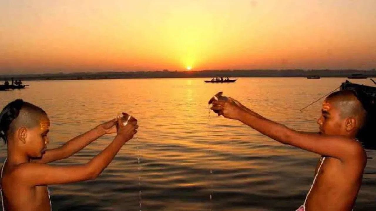 ചൗതിയിൽ ഉമ, ഗണേശ പൂജകളും, പഞ്ചമിയിൽ വസന്തപഞ്ചമി അല്ലെങ്കിൽ ശ്രീപഞ്ചമിയും (സരസ്വതി പൂജ, വിദ്യാഭ്യാസം, ലക്ഷ്മിയുടെ അനുഗ്രഹം എന്നിവയ്ക്കായി) ആഘോഷിക്കുന്നു. സൂര്യദേവന്റെ ജന്മദിനമായി, അതായത് രഥസപ്തമിയായി ശുദ്ധ സപ്തമി ആഘോഷിക്കുന്നു. അഷ്ടമി ഭീഷ്മ അഷ്ടമിയായും, നന്ദിനി പൂജയ്ക്കായി നവമി ആഘോഷിക്കപ്പെടുന്നു, ദശമി, ഏകാദശി എന്നിവയും ഈ മാസത്തിൽ വലിയ പ്രാധാന്യമുള്ളവയാണ്.സ്നാനം ചെയ്യുമ്പോൾ കിഴക്കോട്ട് ദർശനമായി സൂര്യനും അഭിമുഖമായി ഇരുന്ന് വിഷ്ണു മന്ത്രം ഓം നമോ നാരായണായ എന്ന് ജപിക്കുന്നത് ശുഭകരമാണെന്നും ജ്യോതിഷികൾ പറയുന്നു.(PHOTO: TV9 Network)