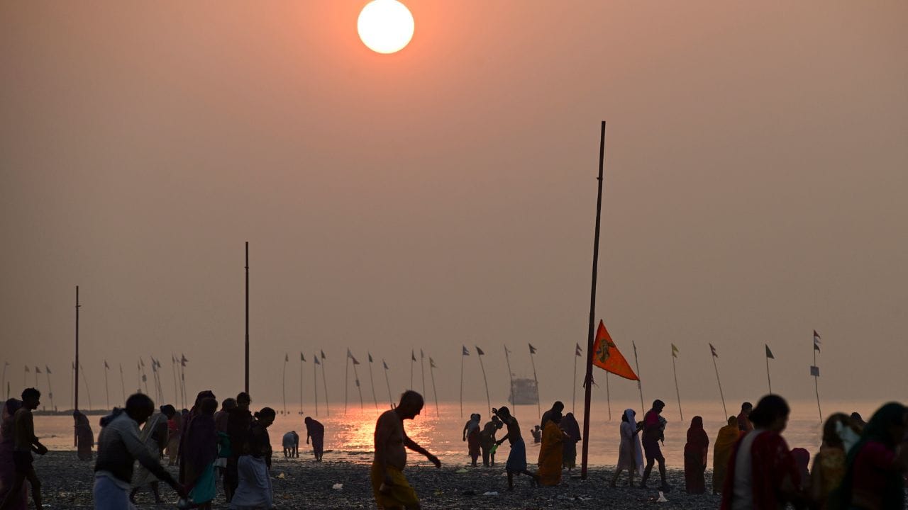 മാഘ മാസത്തിൽ ഗംഗ, പ്രയാഗ്, ഹരിദ്വാർ, വാരണാസി, നാസിക്, ഉജ്ജയിൻ, കാവേരി തുടങ്ങിയ പുണ്യനദികളിൽ സ്നാനം ചെയ്യുന്നത് ഏറ്റവും മംഗളകരമായി കണക്കാക്കപ്പെടുന്നു. സൂര്യദേവന് ആരാധിക്കുന്നതിന് ഏറെ പ്രാധാന്യം നൽകുന്ന മാസം കൂടിയാണിത്. അതിനാൽ തന്നെ സൂര്യനമസ്കാരത്തിന് വലിയ പ്രാധാന്യമാണുള്ളത്. പുതിയ വീട് പണിയുന്നതിന് സന്തോഷകരമായ ദാമ്പത്യജീവിതം നല്ല ആരോഗ്യം തൊഴിലിൽ പുരോഗതി മാനസിക സമാധാനം തുടങ്ങിയ എല്ലാ ആഗ്രഹങ്ങളും നിറവേറ്റുന്നതിന് മനസ്സ് ശുദ്ധം ആയിരിക്കണം ദൈവകൃപ ഉണ്ടായിരിക്കണം. (PHOTO: TV9 Network)
