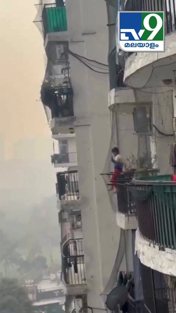 ആരും ഇത് കാണുന്നില്ലേ? ആ കുട്ടി നിൽക്കുന്നത് എവിടെയാണെന്ന് കണ്ടോ?