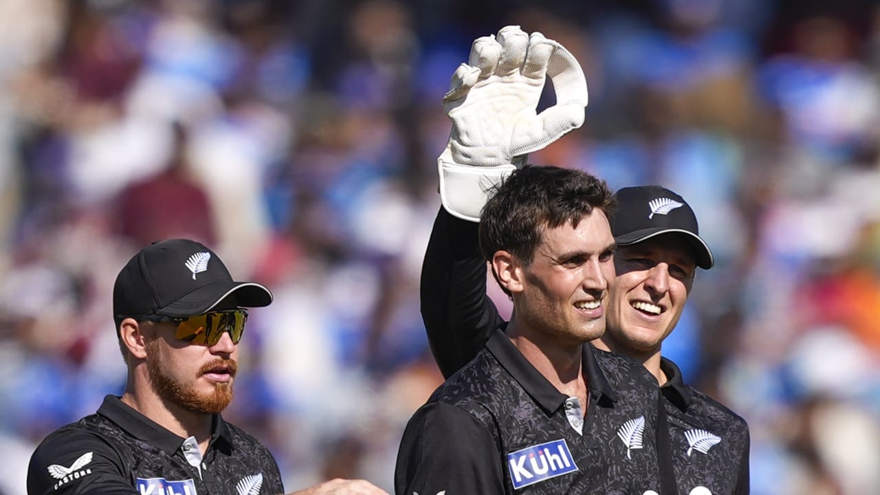 ന്യൂസിലന്‍ഡിനു വേണ്ടി ക്രിസ് ക്ലര്‍ക്ക് മൂന്ന് വിക്കറ്റ് വീഴ്ത്തി. കൈല്‍ ജാമിസണ്‍, സാക്കറി ഫോള്‍ക്ക്‌സ്, ജെയ്ഡന്‍ ലെനോക്‌സ്, മൈക്കല്‍ ബ്രേസ്‌വെല്‍ എന്നിവര്‍ ഓരോ വിക്കറ്റ് വീതം വീഴ്ത്തി. ആദ്യ ഏകദിനത്തില്‍ ഇന്ത്യ ജയിച്ചിരുന്നു  (Image Credits: PTI).