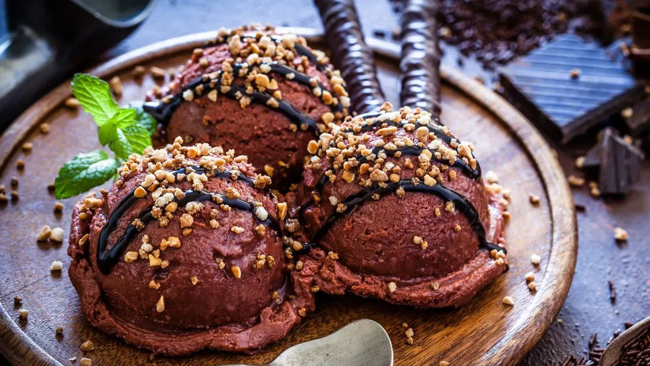 എ.ഡി 650-ൽ പേർഷ്യ കീഴടക്കിയ അറബികൾ, പേർഷ്യൻ ഐസ് നിർമ്മാണ രീതി ലോകമെമ്പാടും വ്യാപിപ്പിച്ചു. ഐസിലേക്ക് പാലും പഞ്ചസാരയും സുഗന്ധദ്രവ്യങ്ങളും ചേർത്ത് ഇന്നത്തെ ഐസ്‌ക്രീമിന്റെ പ്രാഥമിക രൂപത്തിലേക്ക് ഈ മധുരപലഹാരത്തെ മാറ്റിയത് അറബികളാണ്.