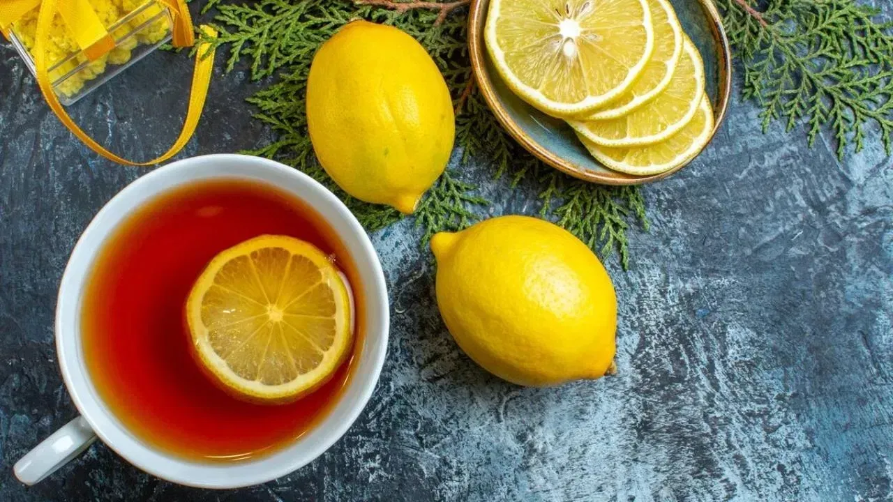 നാരങ്ങയിലെ ആസിഡ് പല്ലുകളുടെ സംരക്ഷണ കവചമായ ഇനാമലിനെ നശിപ്പിക്കാൻ സാധ്യതയുണ്ട്. പല്ലുകളുടെ പുളിപ്പും കേടുപാടുകളും ഒഴിവാക്കാൻ സ്ട്രോ ഉപയോഗിച്ച് നാരങ്ങാവെള്ളം കുടിക്കുന്നത് പല്ലുകളുമായുള്ള സമ്പർക്കം കുറയ്ക്കാൻ സഹായിക്കും.