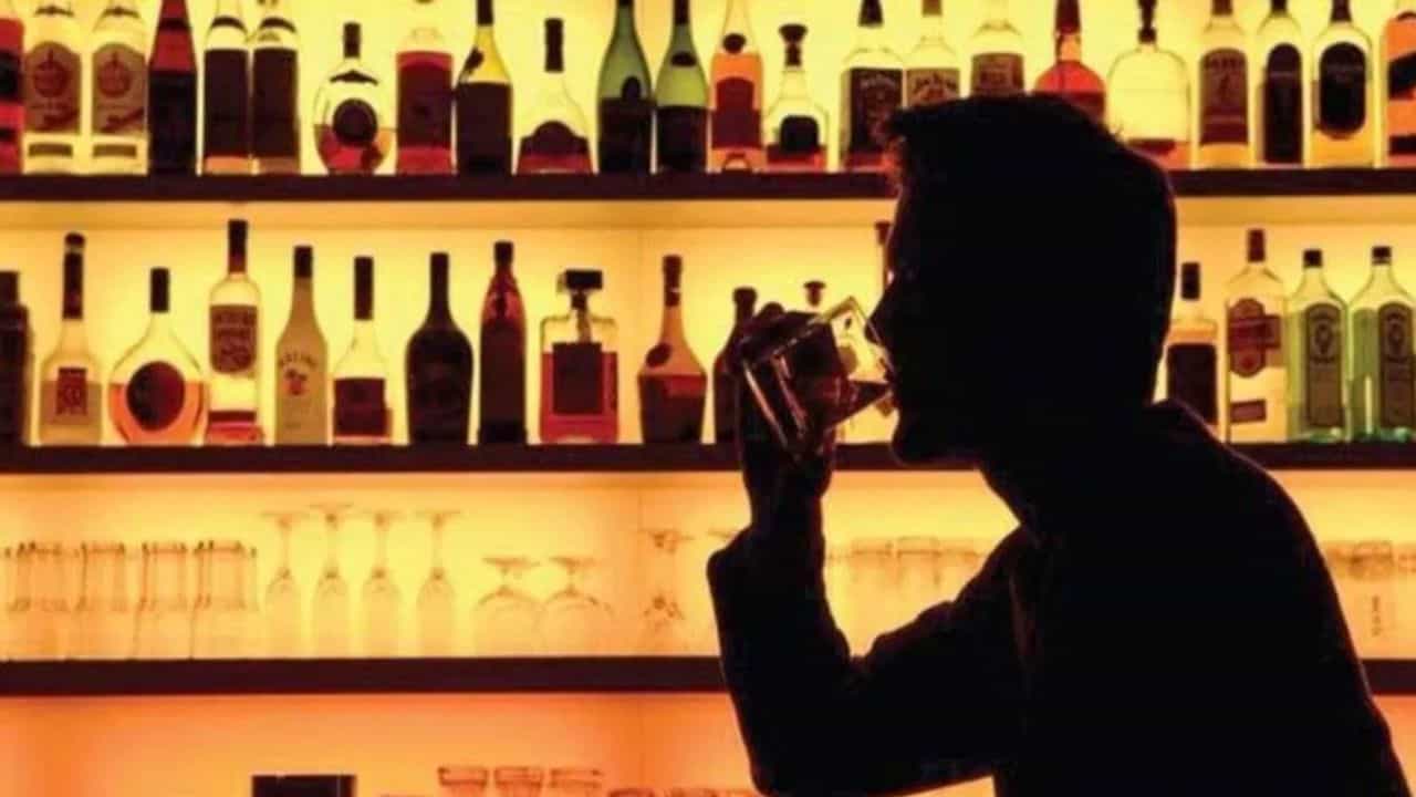Bevco New Rule: മദ്യം ഇനി പണം കൊടുത്താൽ കിട്ടില്ല! ഗൂഗിൾ പേയോ എടിഎം കാർഡോ ഇല്ലെങ്കിൽ എടുത്തു വച്ചോളൂ Bevco New Rule: മദ്യം ഇനി പണം കൊടുത്താൽ കിട്ടില്ല! ഗൂഗിൾ പേയോ എടിഎം കാർഡോ ഇല്ലെങ്കിൽ എടുത്തു വച്ചോളൂ