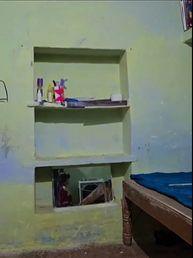 @oyeenikita എന്ന ഇൻസ്റ്റാഗ്രാം അക്കൗണ്ടിൽ നിന്നുള്ള വിഡിയോ ആണ് വൈറലാവുന്നത്. ഒരു കൊച്ചു പെൺകുട്ടി ഒരു മാജിക് ട്രിക്ക് അവതരിപ്പിക്കാൻ ശ്രമിക്കുന്നതാണ് വിഡിയോയിൽ ഉള്ളത്. വാതിലിന് പിന്നിൽ മറഞ്ഞുനിന്നുള്ള ഒരു മാജിക്കായിരുന്നു ഇത്. 
